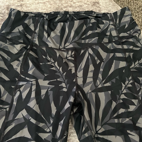 Joe Fresh Active Wear- Large Cropped Black & Grey active leggings 🏃‍♀️ - Picture 2 of 4